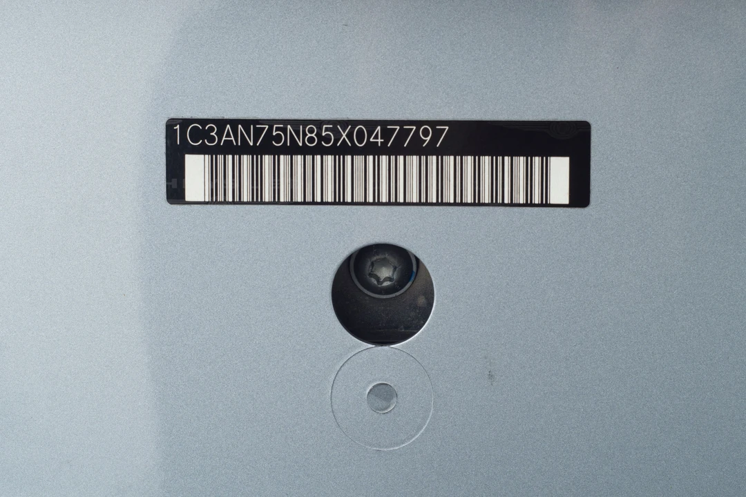 2005 Chrysler Crossfire - Image 27 of 31