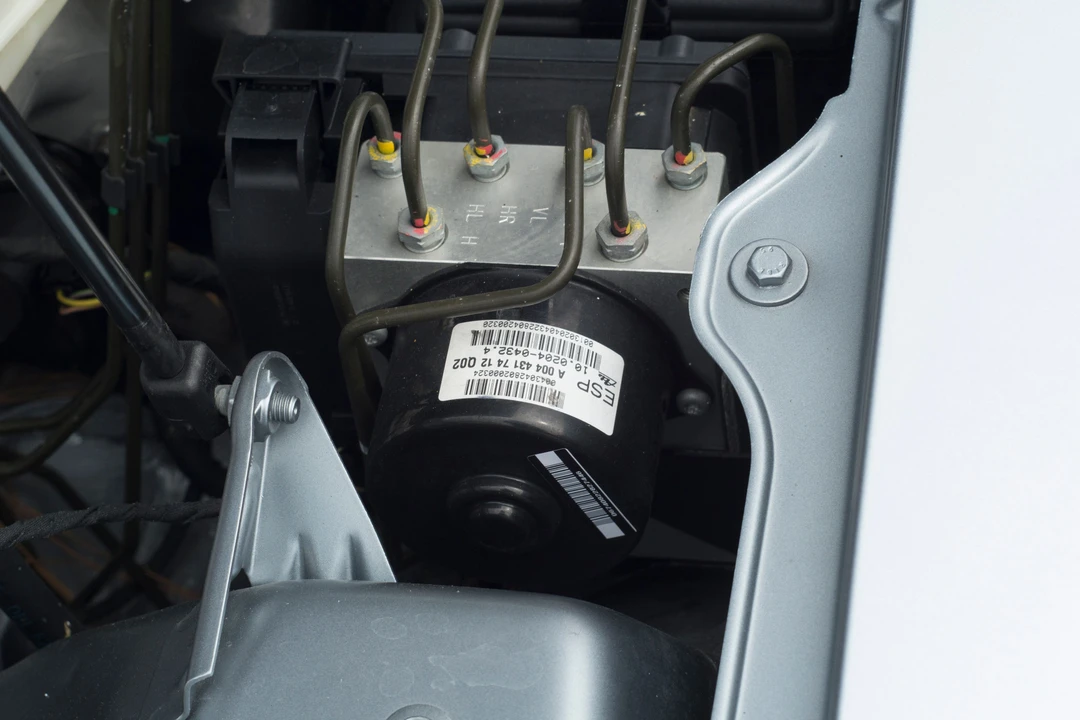 2005 Chrysler Crossfire - Image 8 of 31