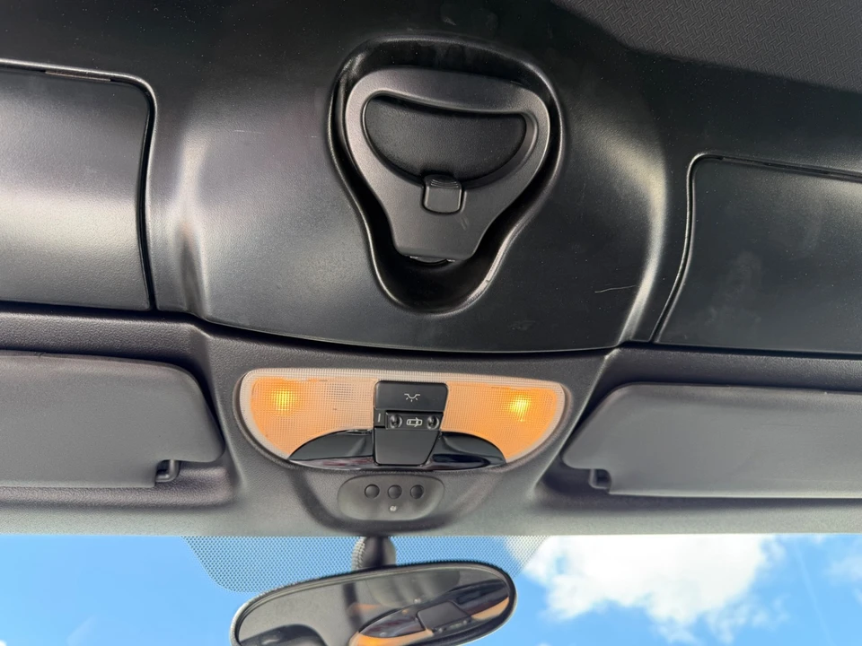 2005 Chrysler Crossfire - Image 22 of 31