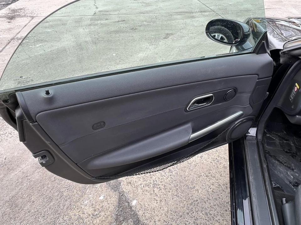 2005 Chrysler Crossfire - Image 23 of 31