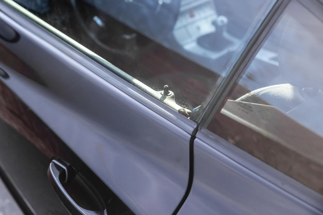 2005 Chrysler Crossfire - Image 24 of 31