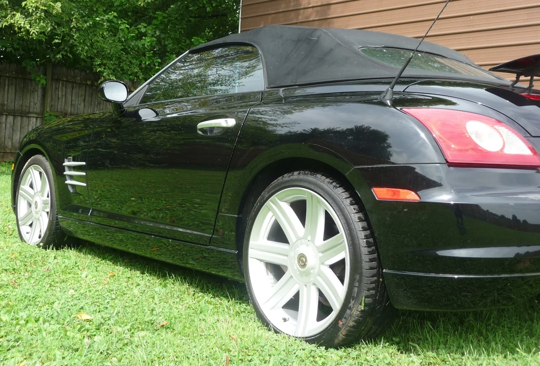 2005 Chrysler Crossfire - Image 2 of 22