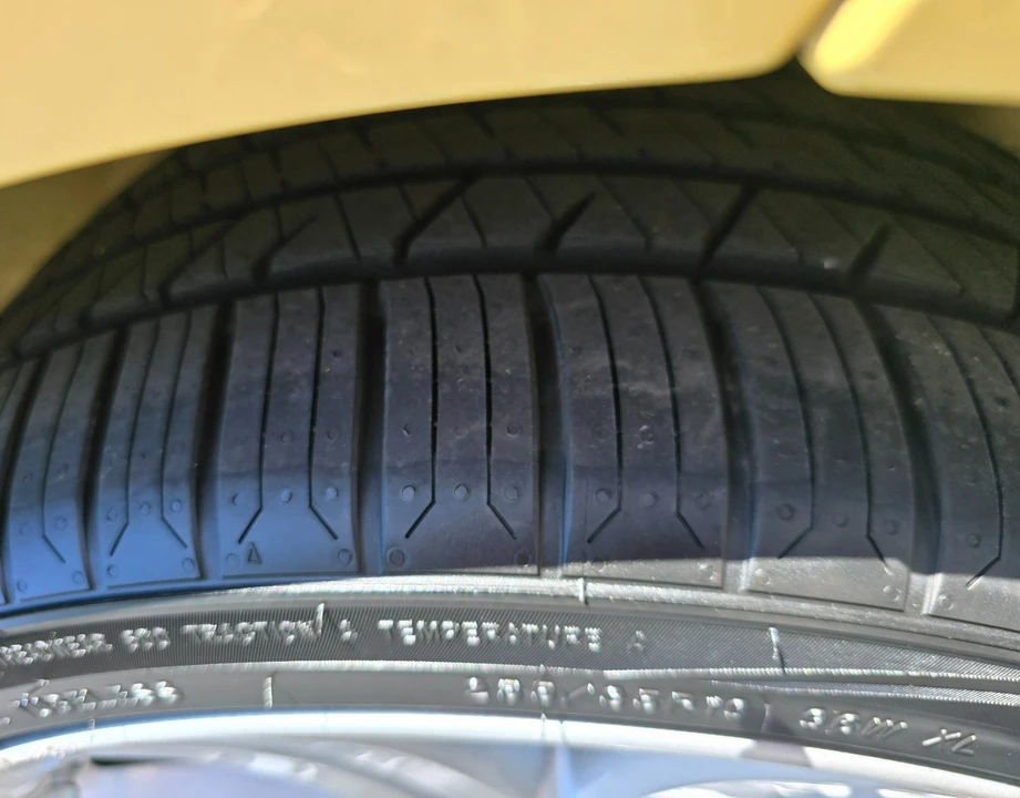 2005 Chrysler Crossfire - Image 15 of 20