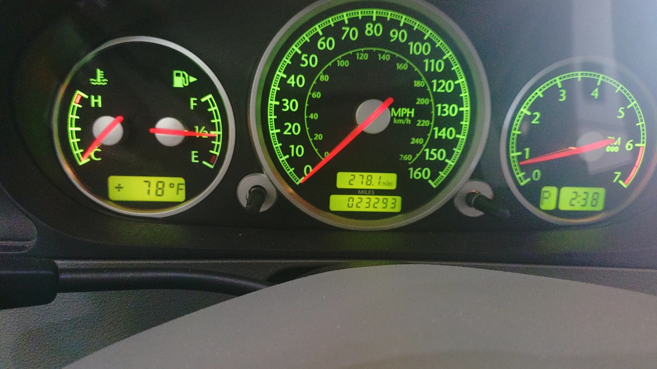 2005 Chrysler Crossfire - Image 6 of 10