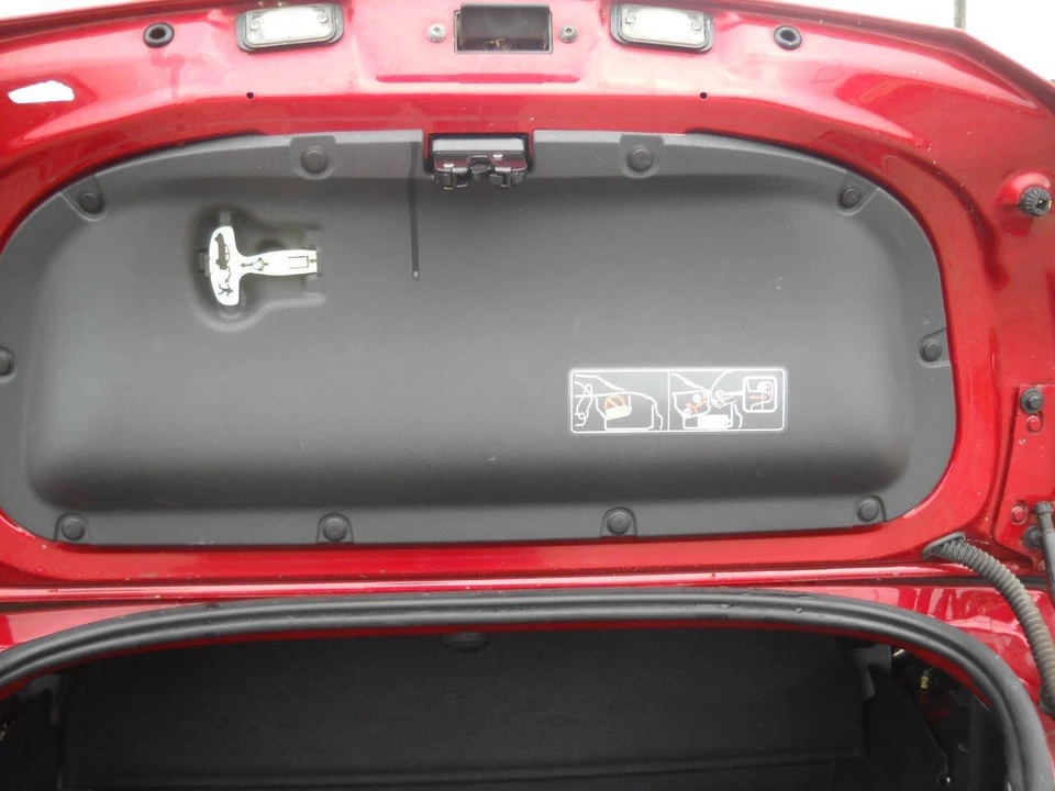 2005 Chrysler Crossfire - Image 11 of 30
