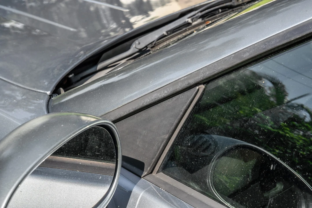 2005 Chrysler Crossfire - Image 16 of 31