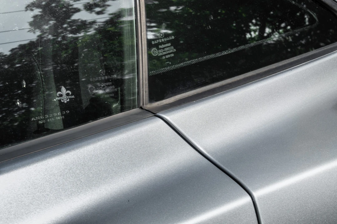 2005 Chrysler Crossfire - Image 19 of 31
