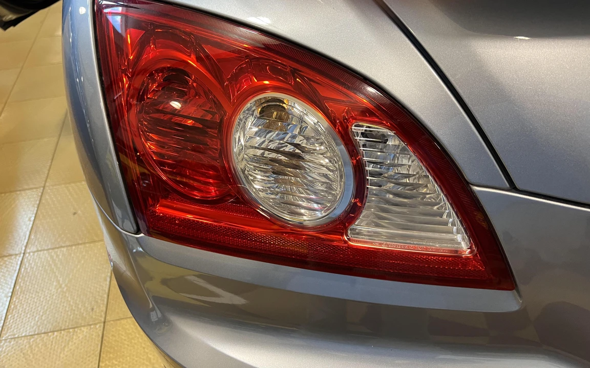 2005 Chrysler Crossfire - Image 20 of 28