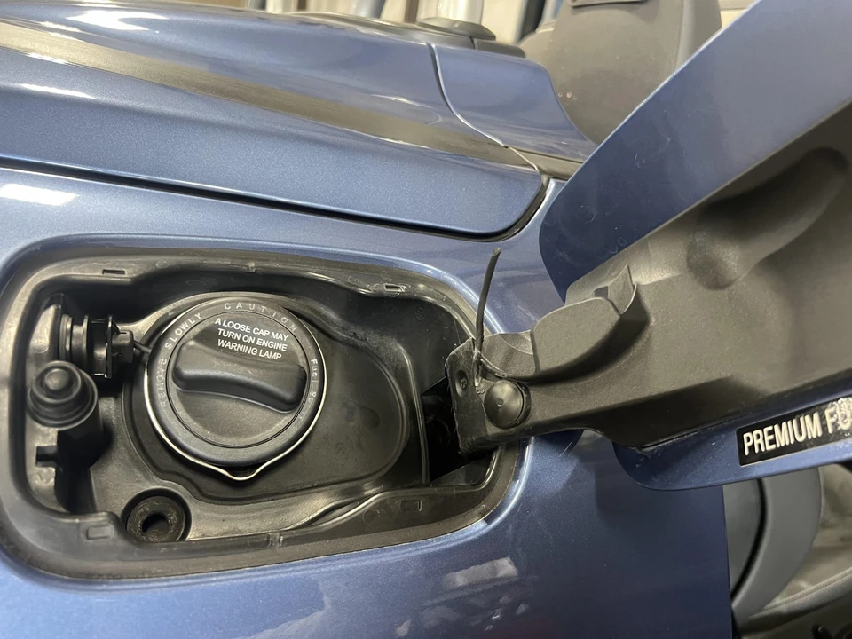 2005 Chrysler Crossfire - Image 17 of 31