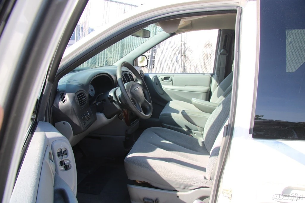 2005 Chrysler Town & Country - Image 14 of 21