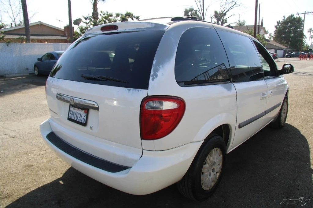 2005 Chrysler Town & Country - Image 7 of 21