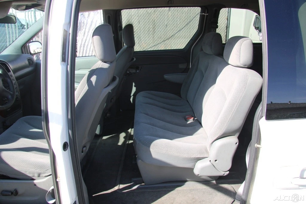 2005 Chrysler Town & Country - Image 19 of 21