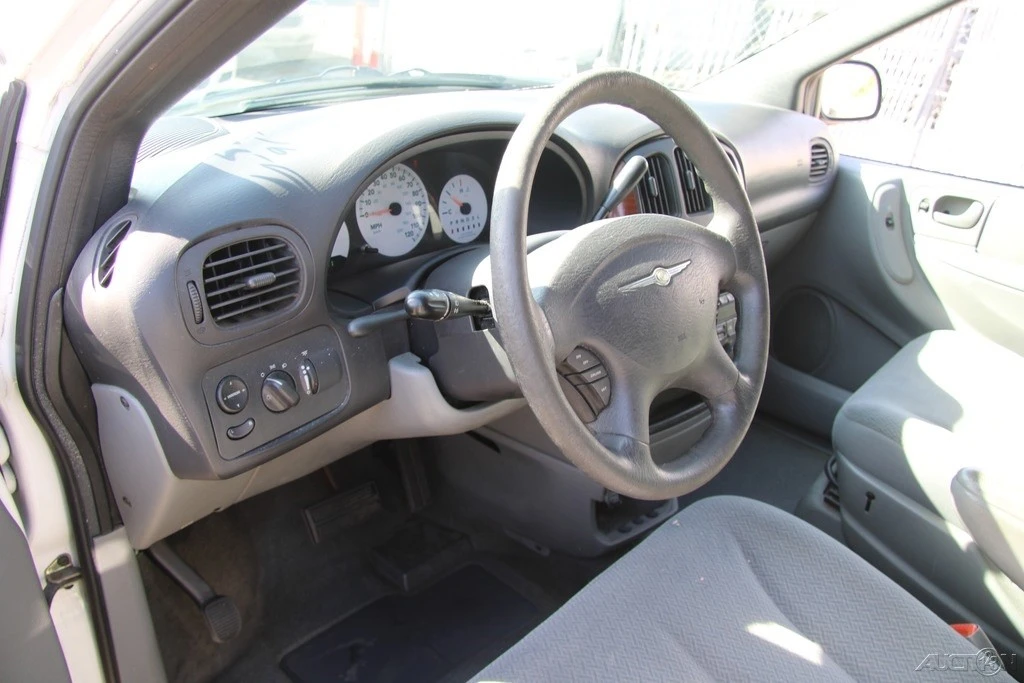 2005 Chrysler Town & Country - Image 15 of 21