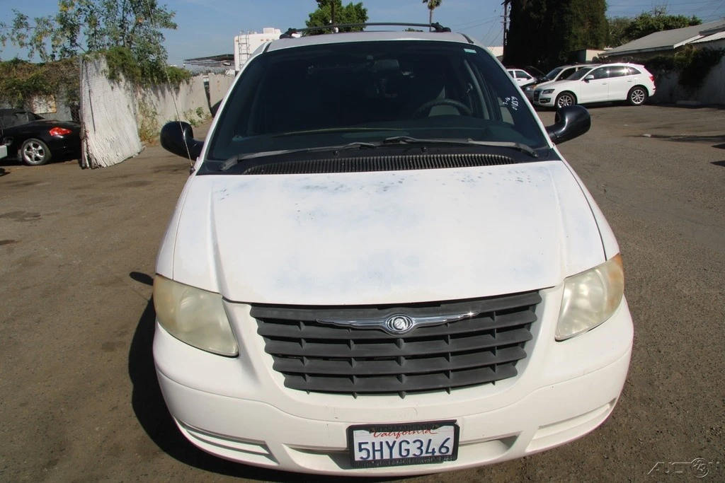 2005 Chrysler Town & Country - Image 11 of 21