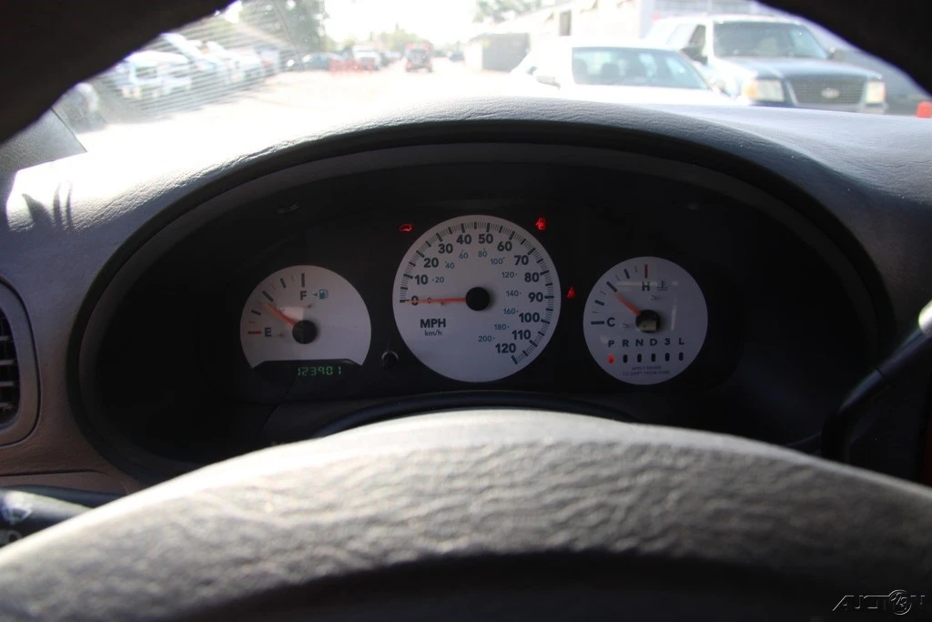 2005 Chrysler Town & Country - Image 16 of 21