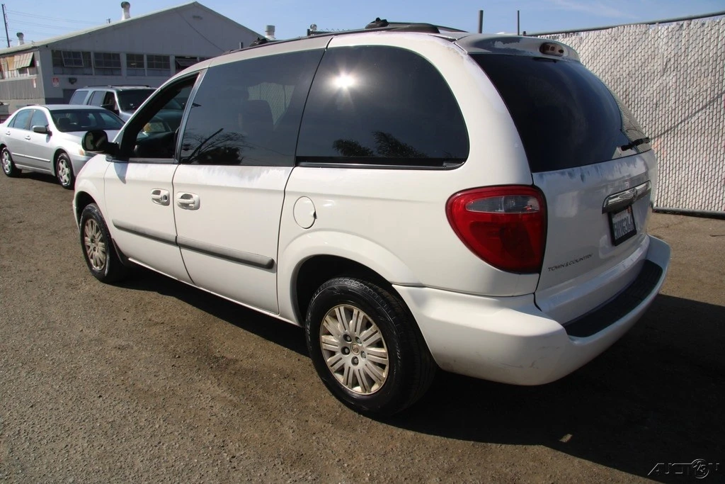 2005 Chrysler Town & Country - Image 5 of 21