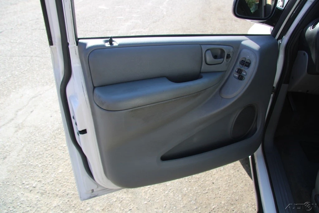 2005 Chrysler Town & Country - Image 13 of 21