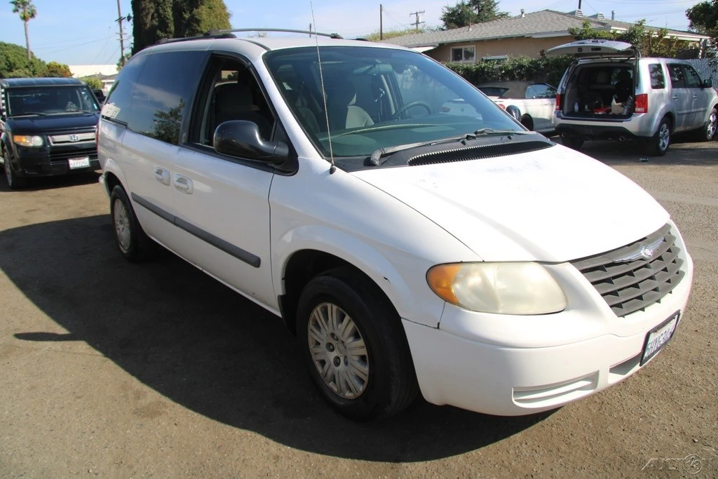 2005 Chrysler Town & Country - Image 10 of 21