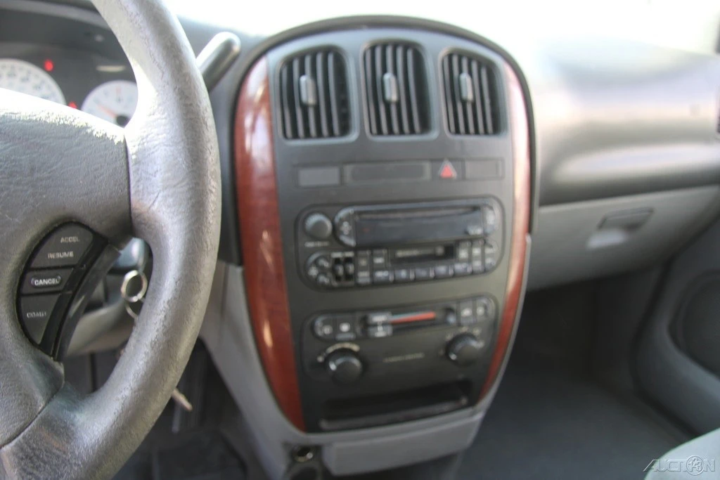 2005 Chrysler Town & Country - Image 18 of 21