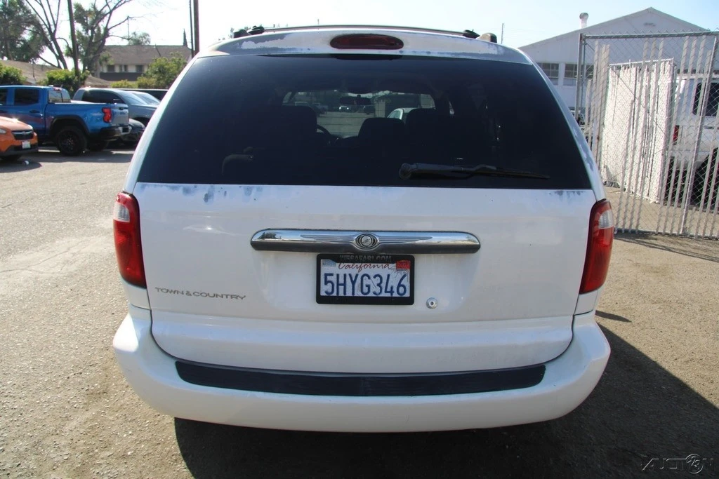 2005 Chrysler Town & Country - Image 6 of 21