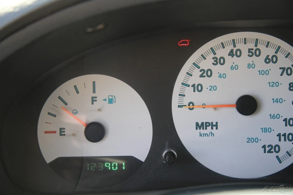 2005 Chrysler Town & Country - Image 17 of 21