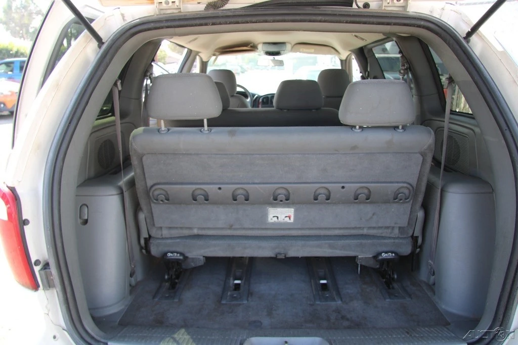 2005 Chrysler Town & Country - Image 20 of 21
