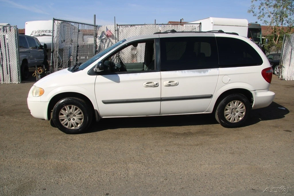 2005 Chrysler Town & Country - Image 3 of 21