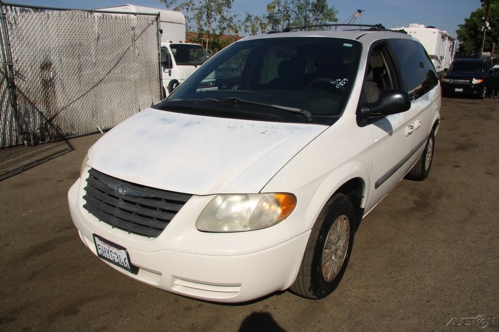 2005 Chrysler Town & Country - Image 2 of 21