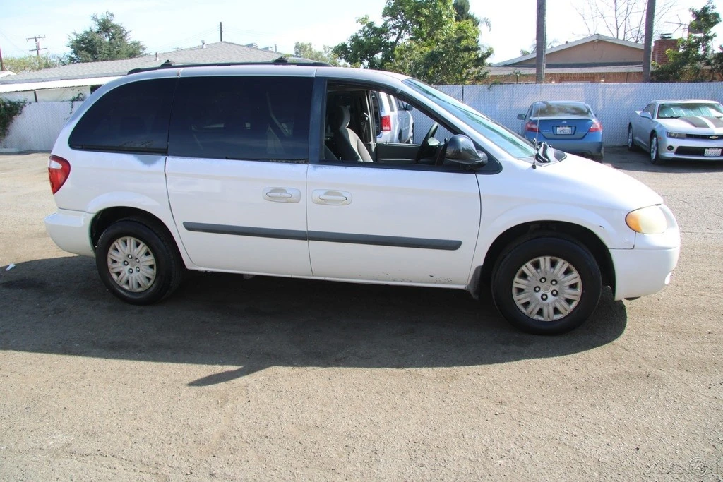 2005 Chrysler Town & Country - Image 9 of 21