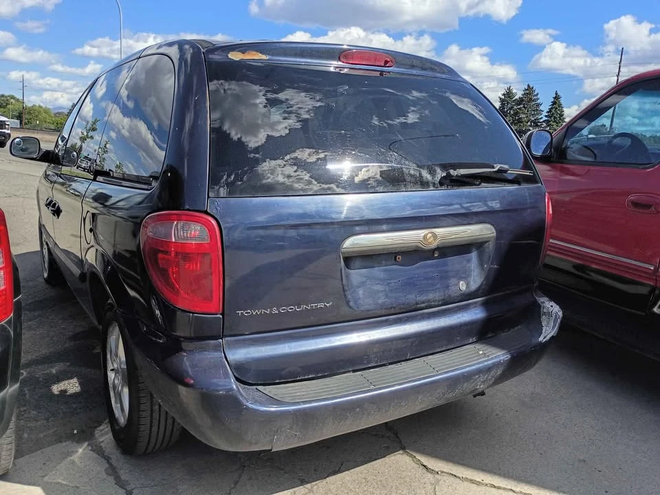 2005 Chrysler Town & Country - Image 3 of 10