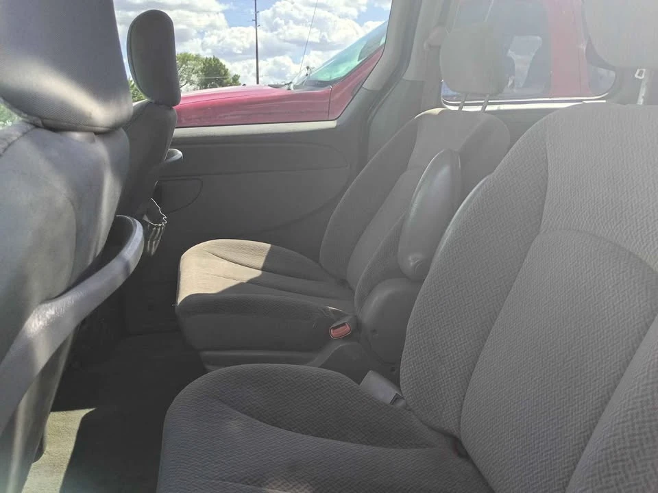 2005 Chrysler Town & Country - Image 5 of 10