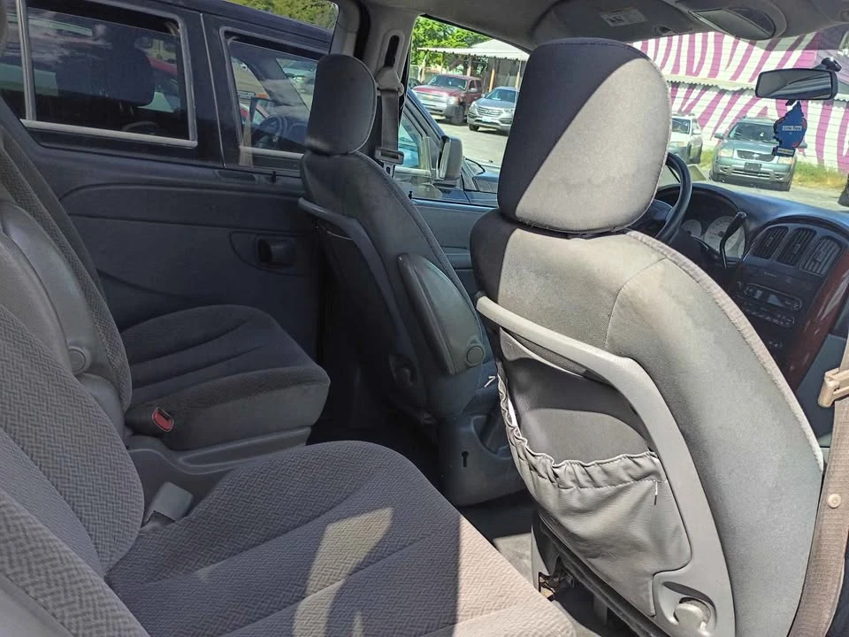 2005 Chrysler Town & Country - Image 7 of 10