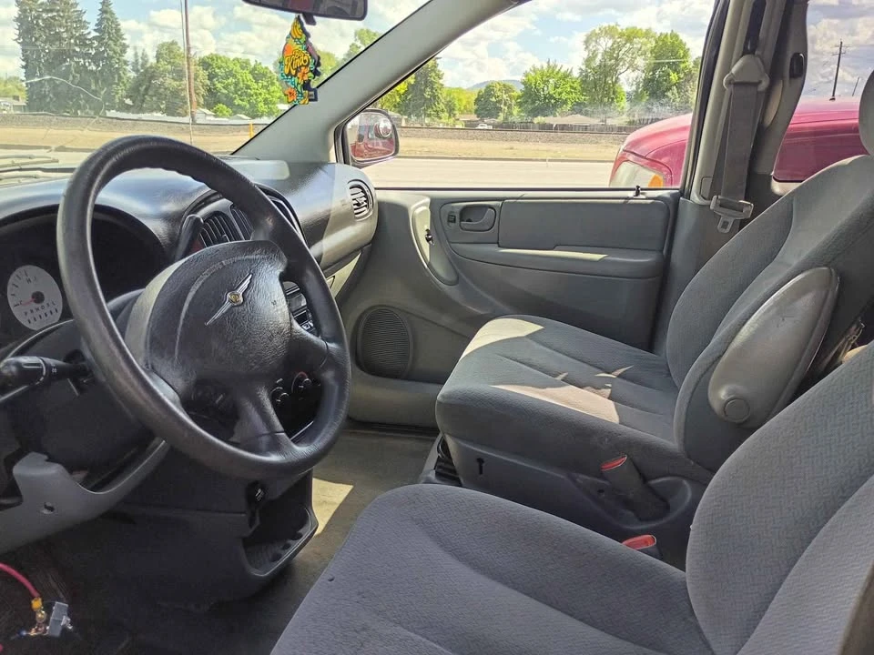 2005 Chrysler Town & Country - Image 4 of 10
