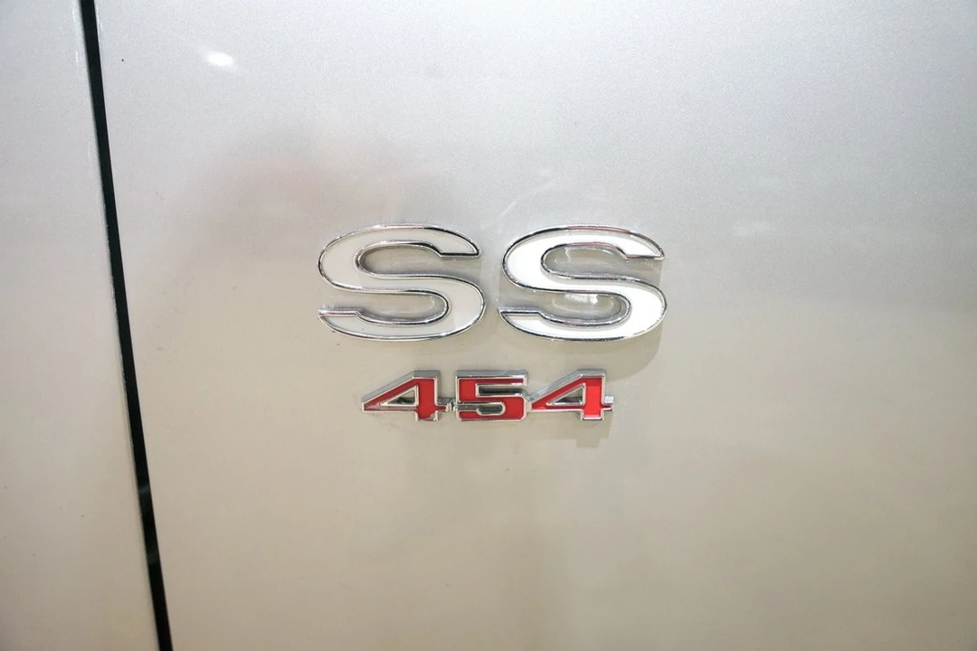 2005 Chevrolet SSR - Image 20 of 21