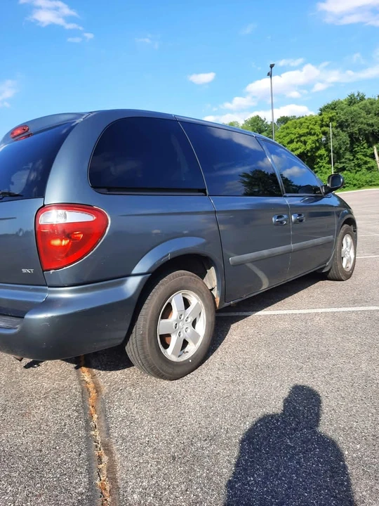 2005 Dodge Caravan - Image 2 of 9