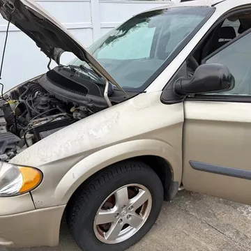2005 Dodge Caravan SXT Minivan 4D