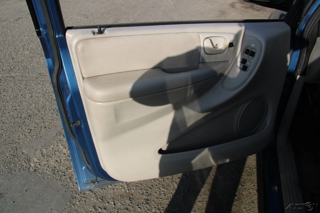 2005 Dodge Caravan - Image 11 of 21