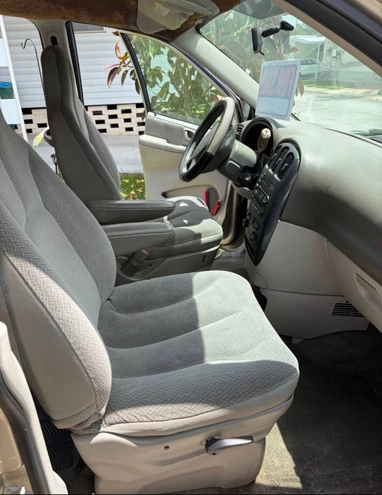 2005 Dodge Caravan - Image 2 of 3