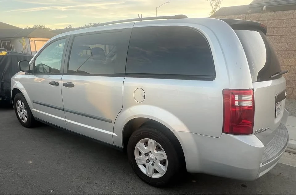 2005 Dodge Caravan - Image 2 of 10