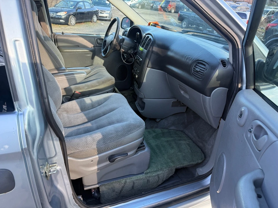 2005 Dodge Caravan - Image 11 of 20