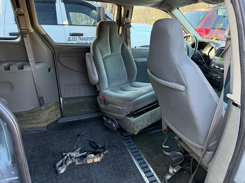 2005 Dodge Caravan - Image 16 of 20