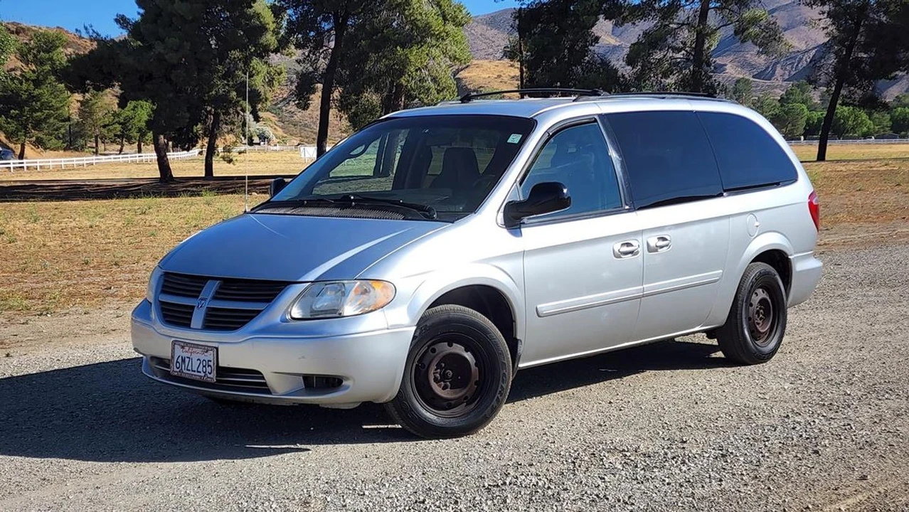 2005 Dodge Caravan - Image 2 of 21