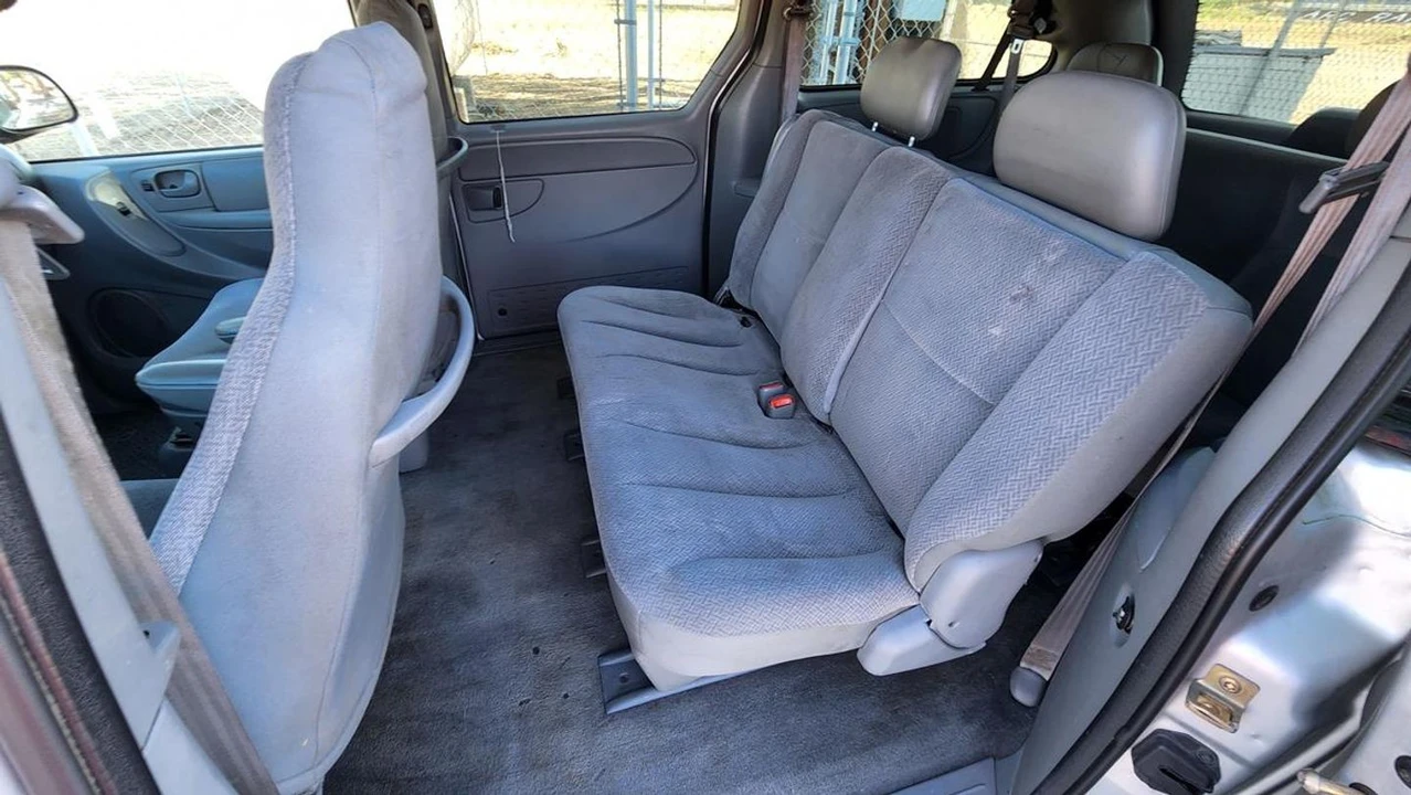 2005 Dodge Caravan - Image 16 of 21