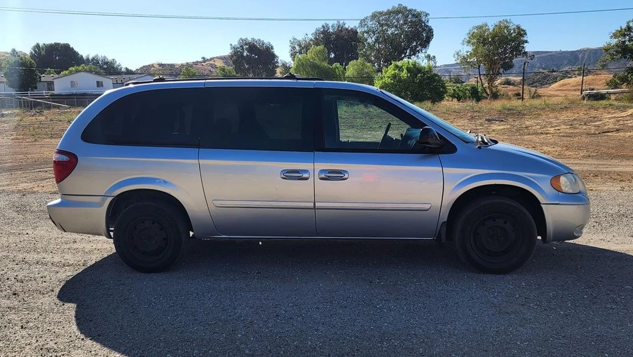 2005 Dodge Caravan - Image 13 of 21