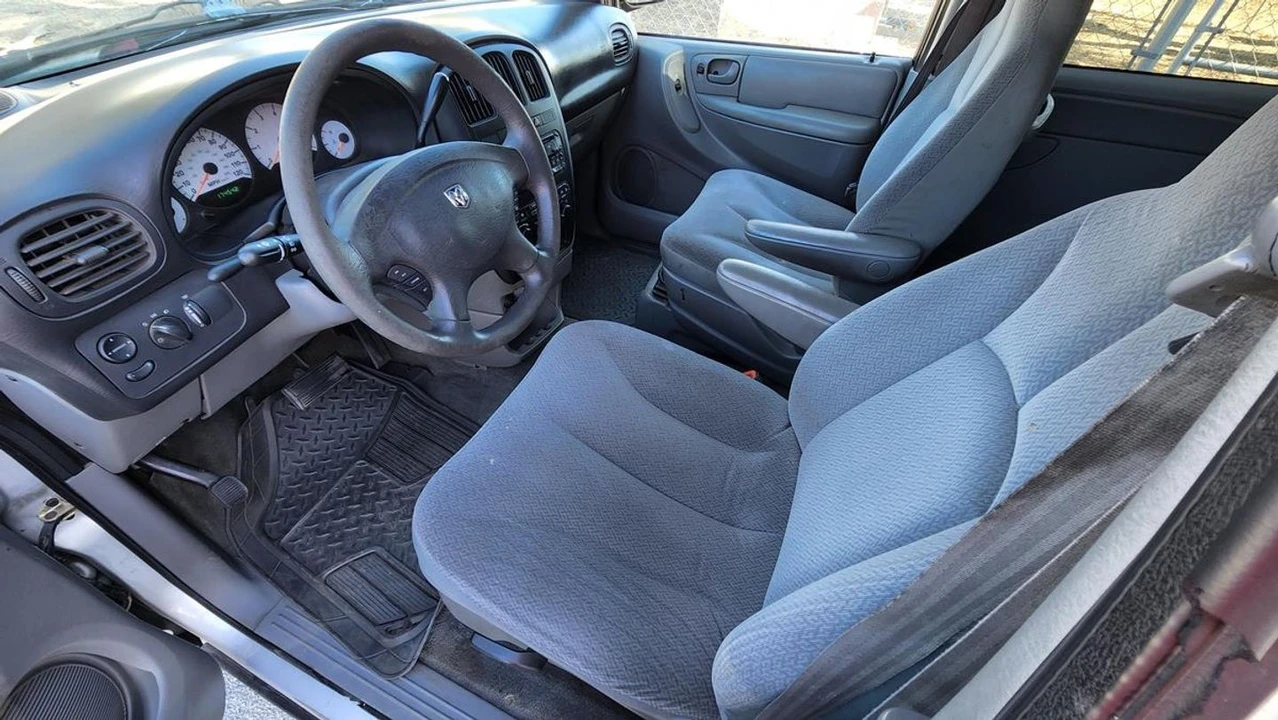 2005 Dodge Caravan - Image 9 of 21