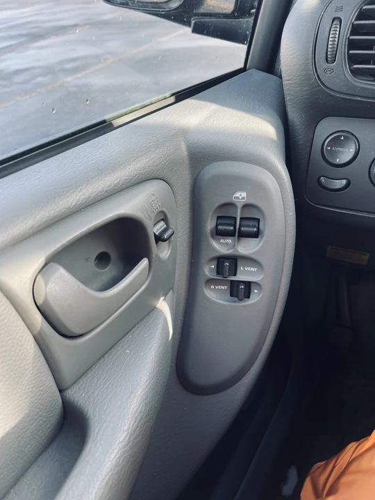 2005 Dodge Caravan - Image 6 of 8