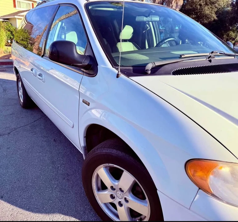 2005 Dodge Caravan - Image 4 of 14