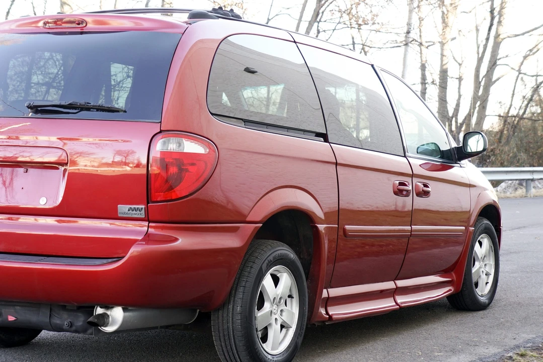 2005 Dodge Caravan - Image 28 of 31