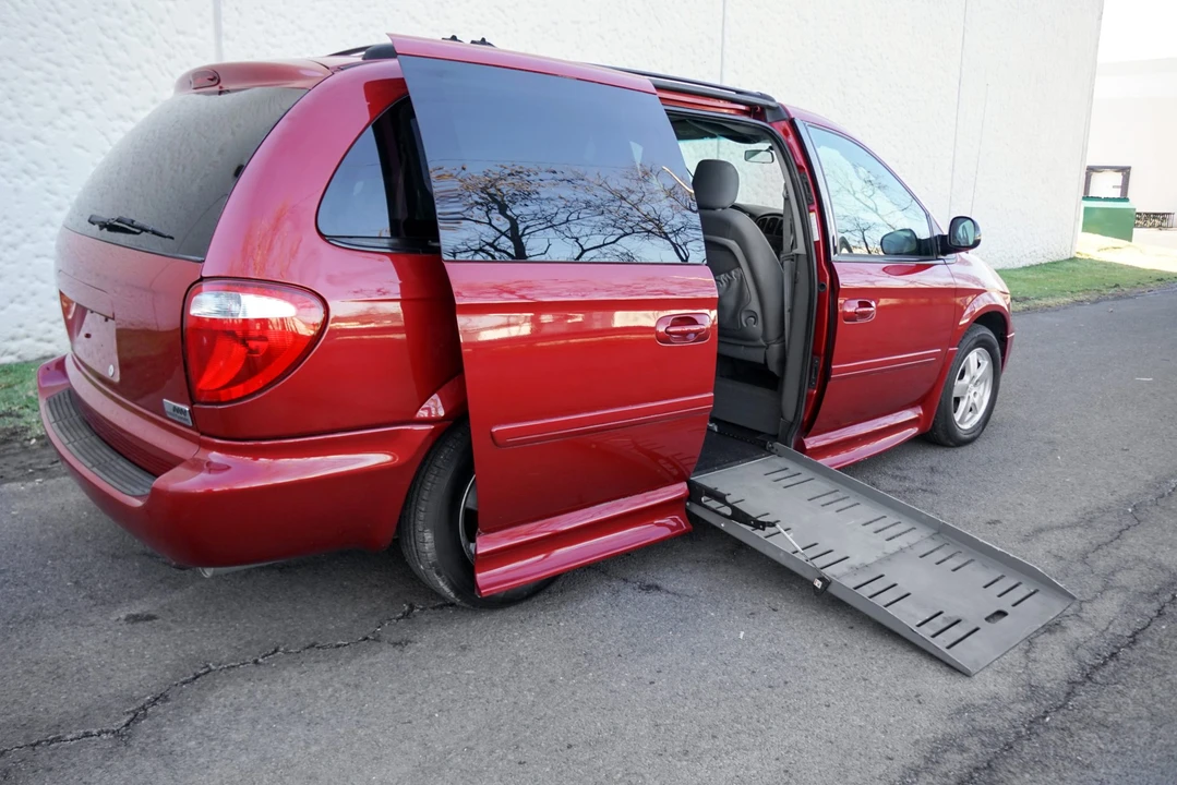 2005 Dodge Caravan - Image 13 of 31