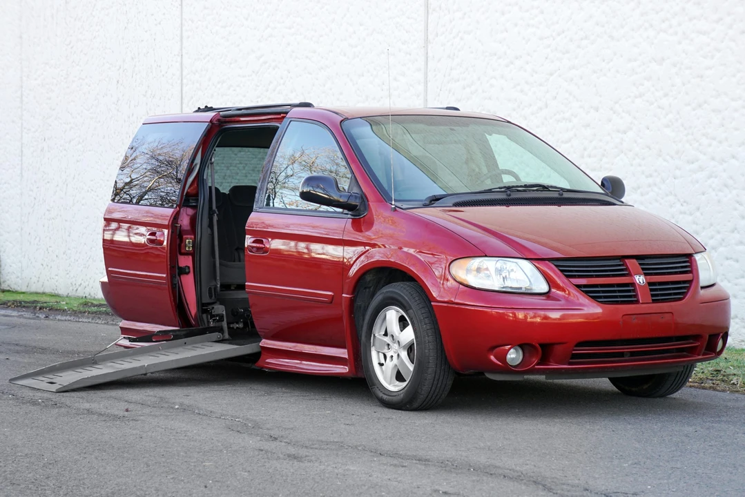 2005 Dodge Caravan - Image 12 of 31